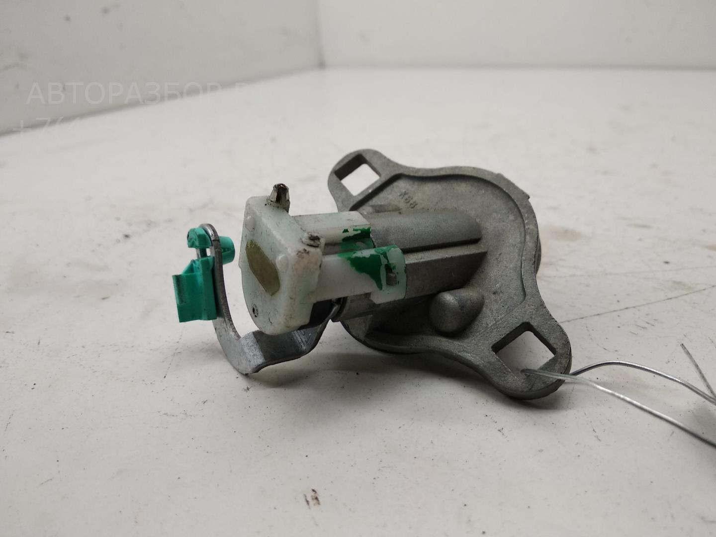 Вставка замка багажника