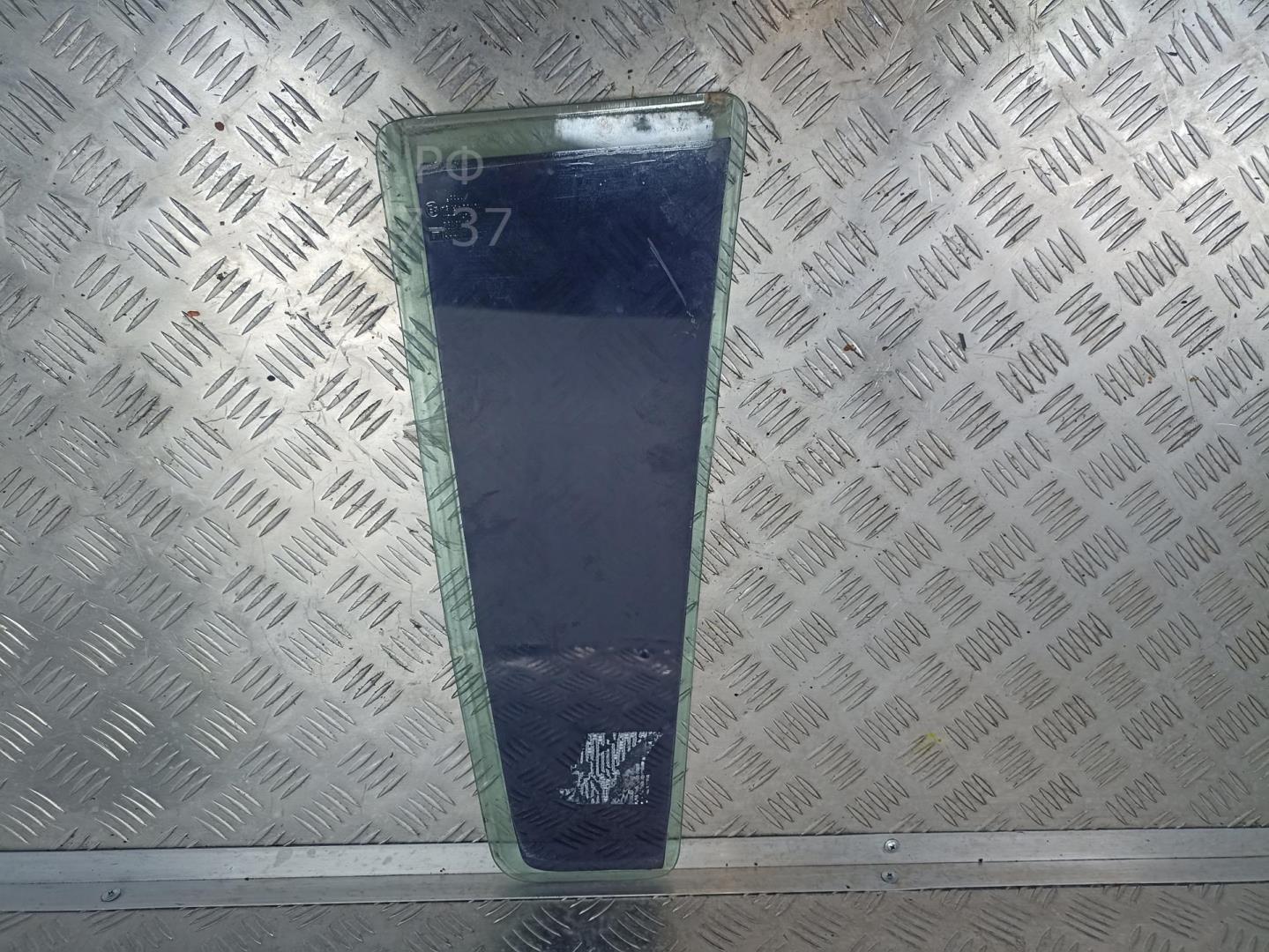 Стекло двери задней правой (форточка)