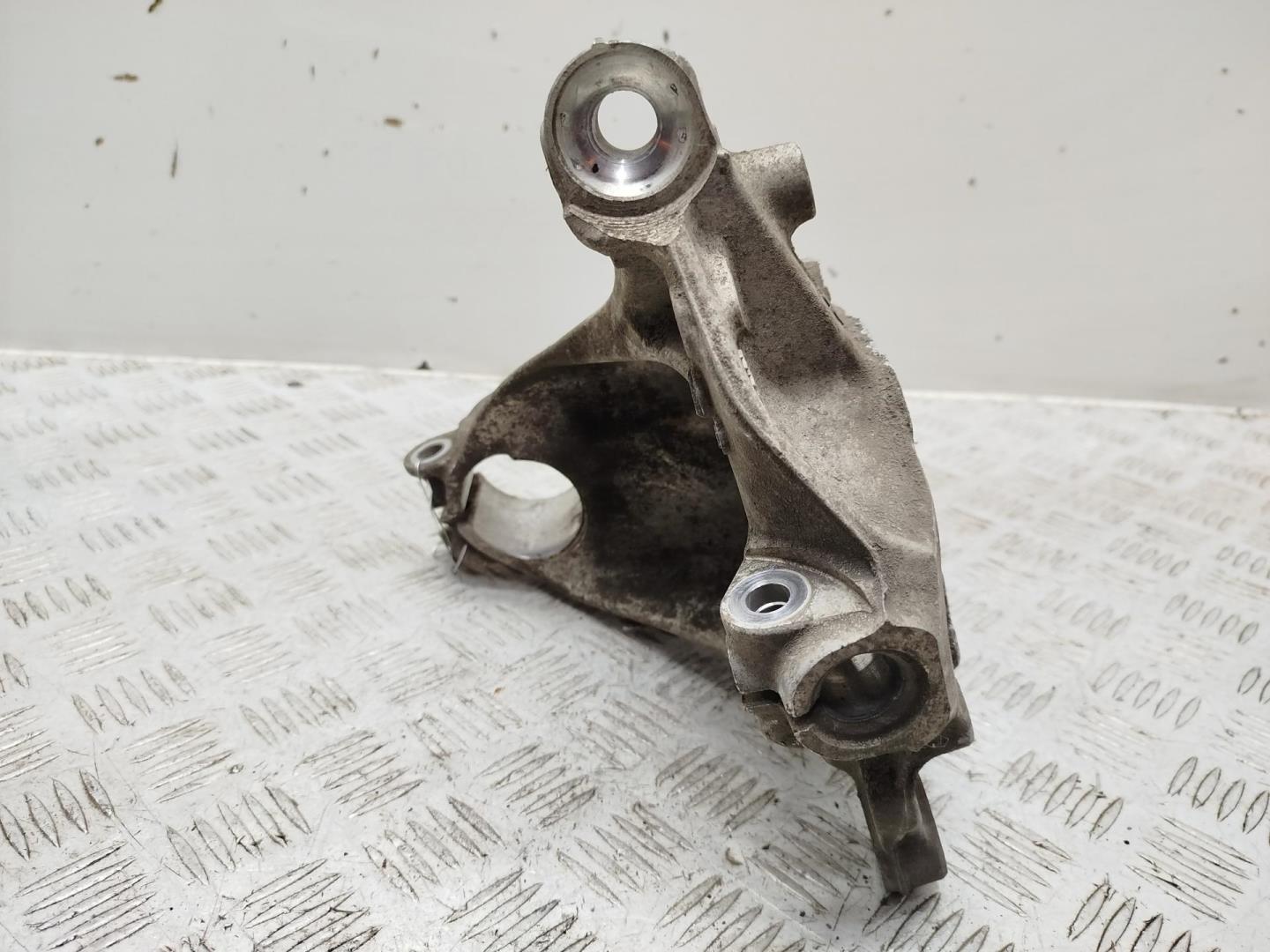 Кулак поворотный передний правый