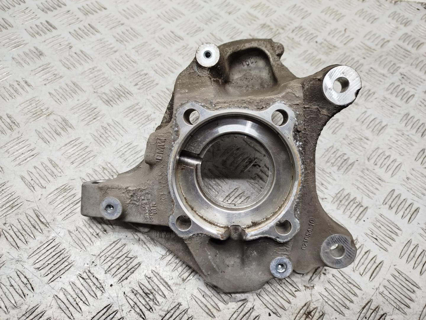 Кулак поворотный передний правый