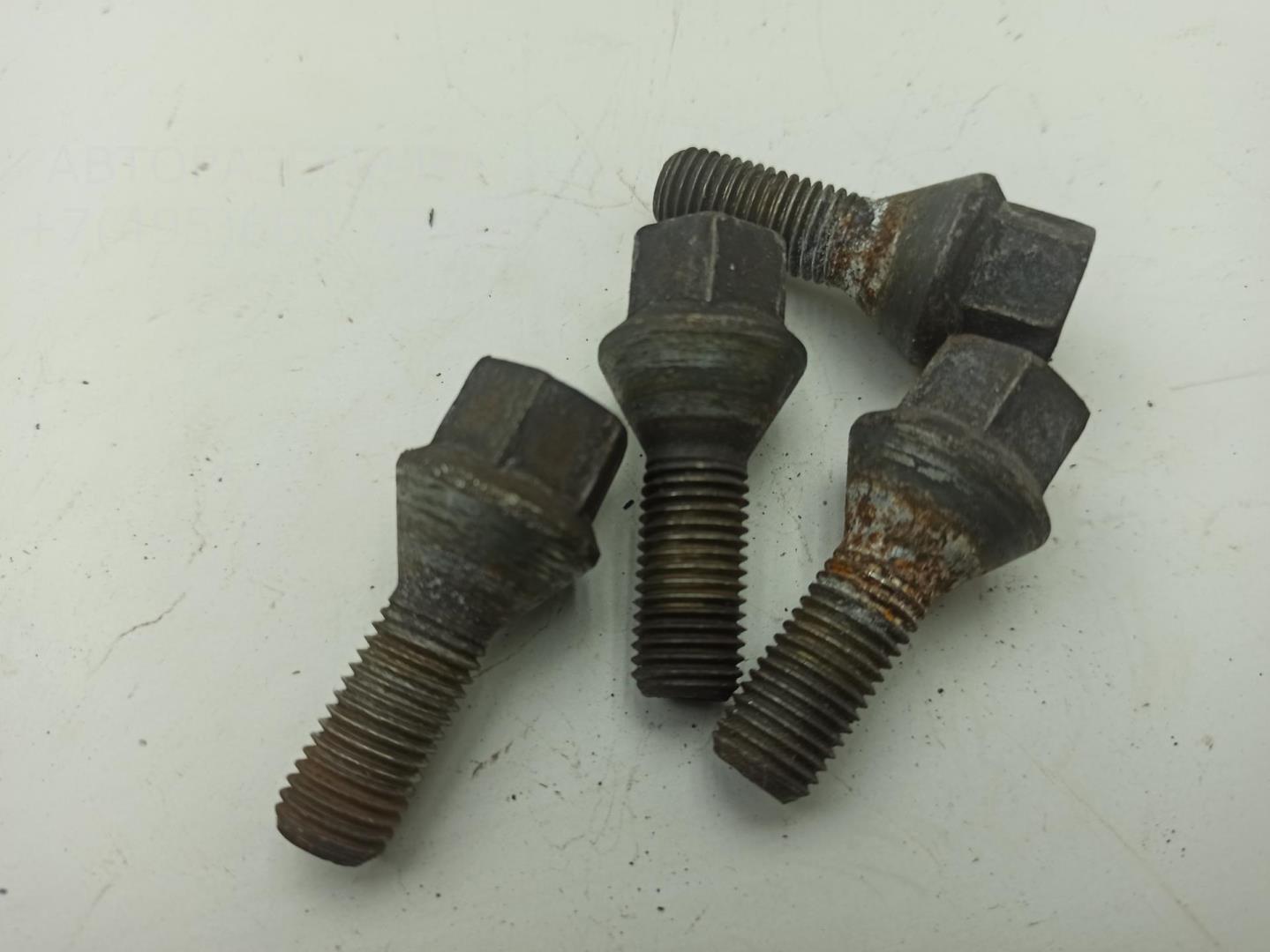 Болт колесный