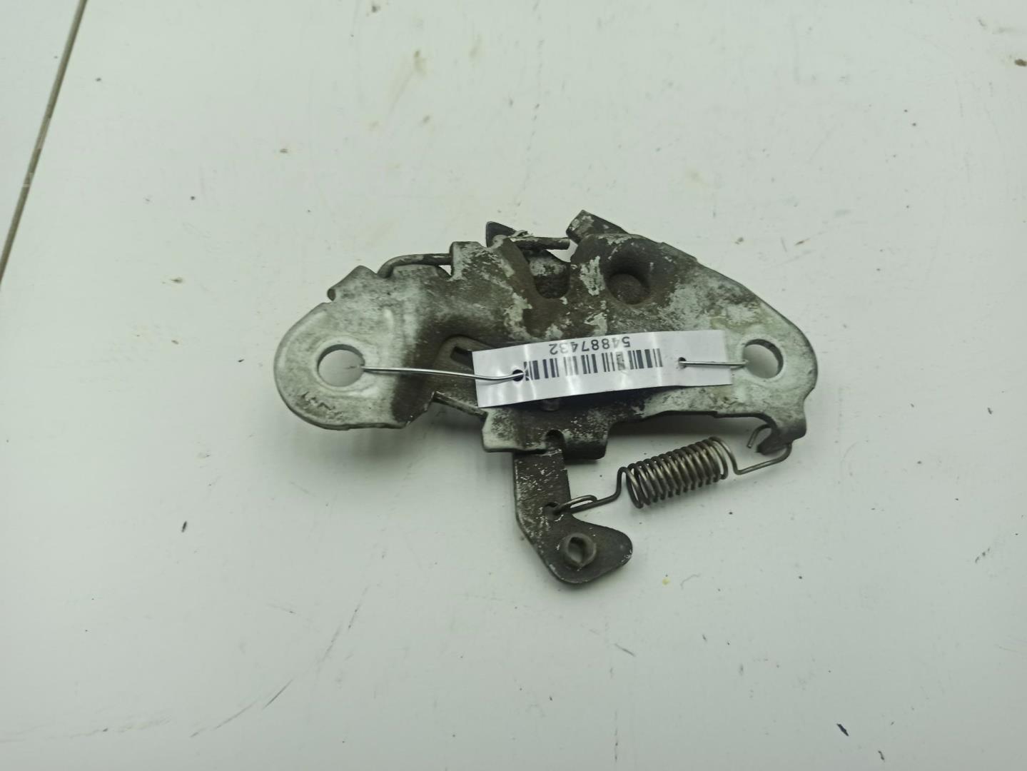 Замок капота