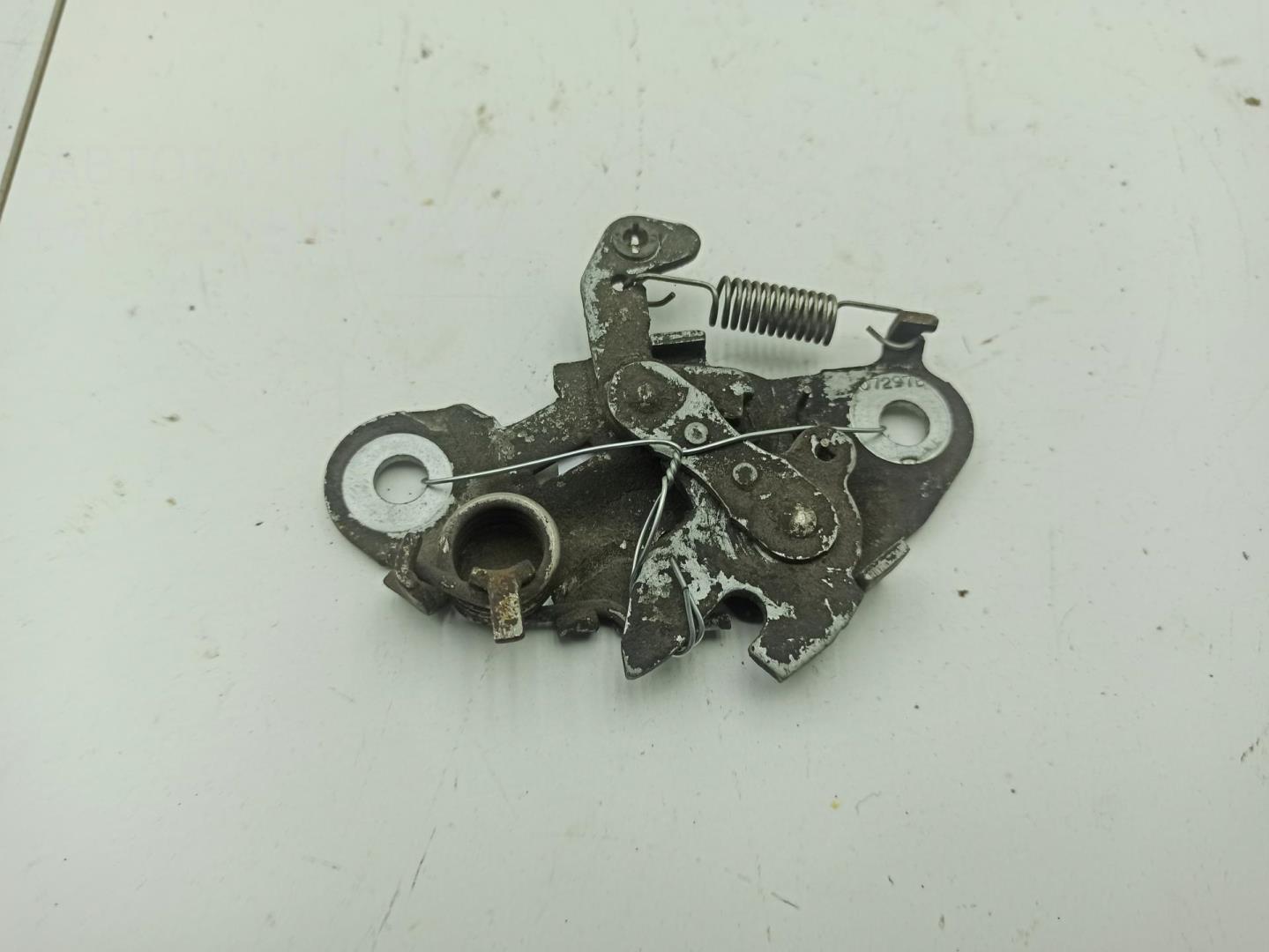 Замок капота