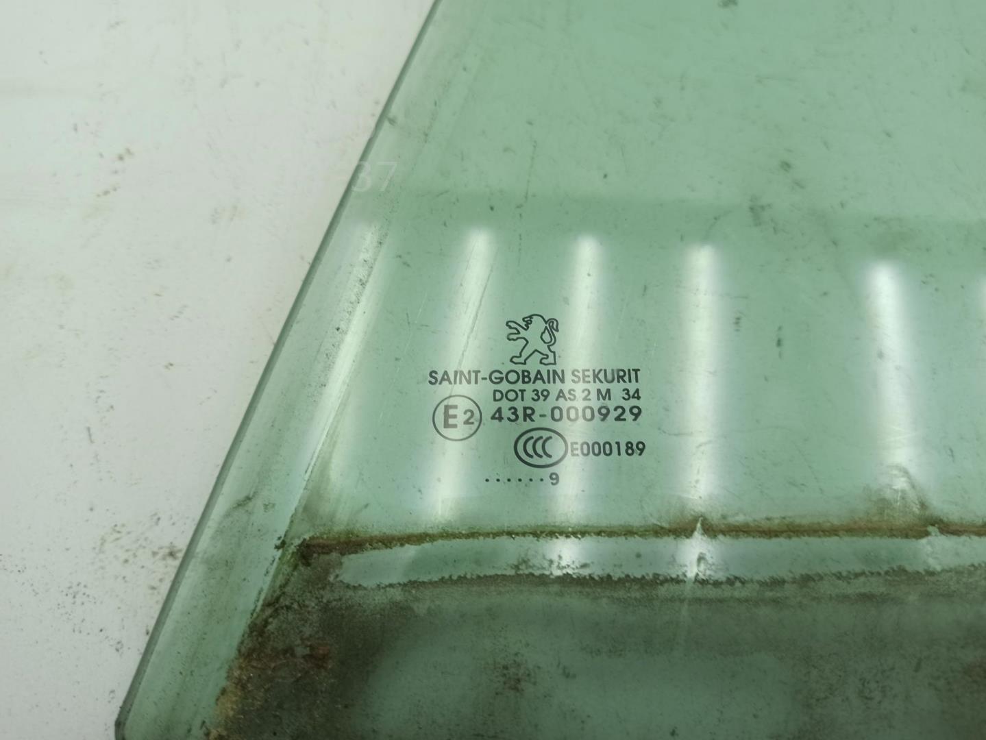 Стекло двери задней левой