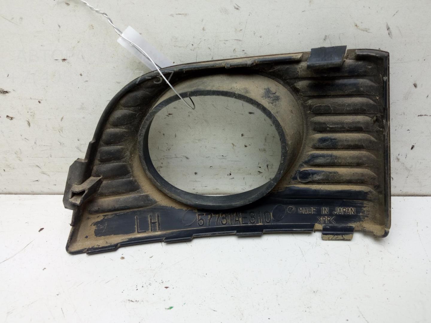 Рамка противотуманной фары левой