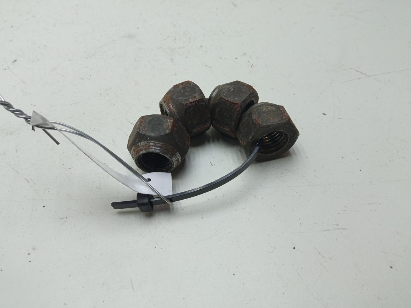 Болт колесный