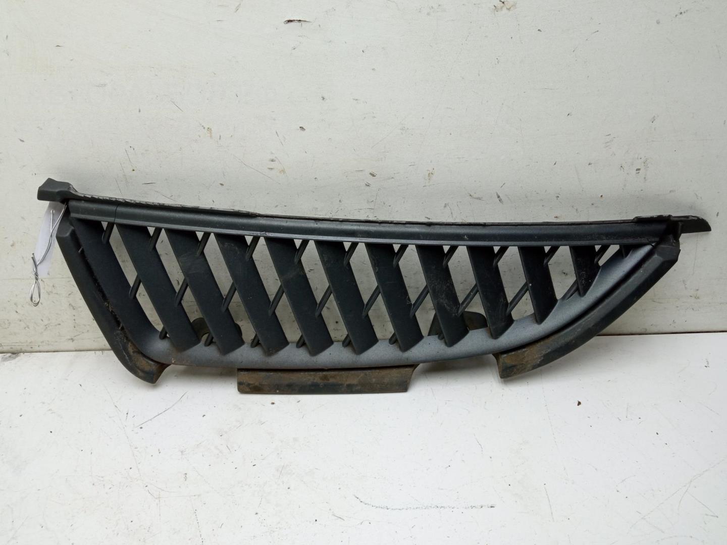 Решетка радиатора левая