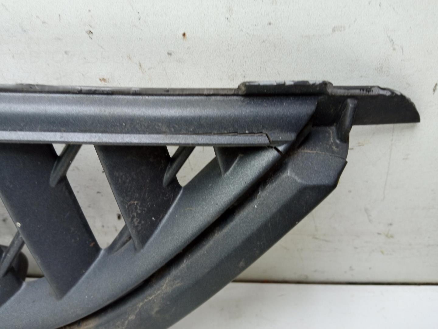 Решетка радиатора левая