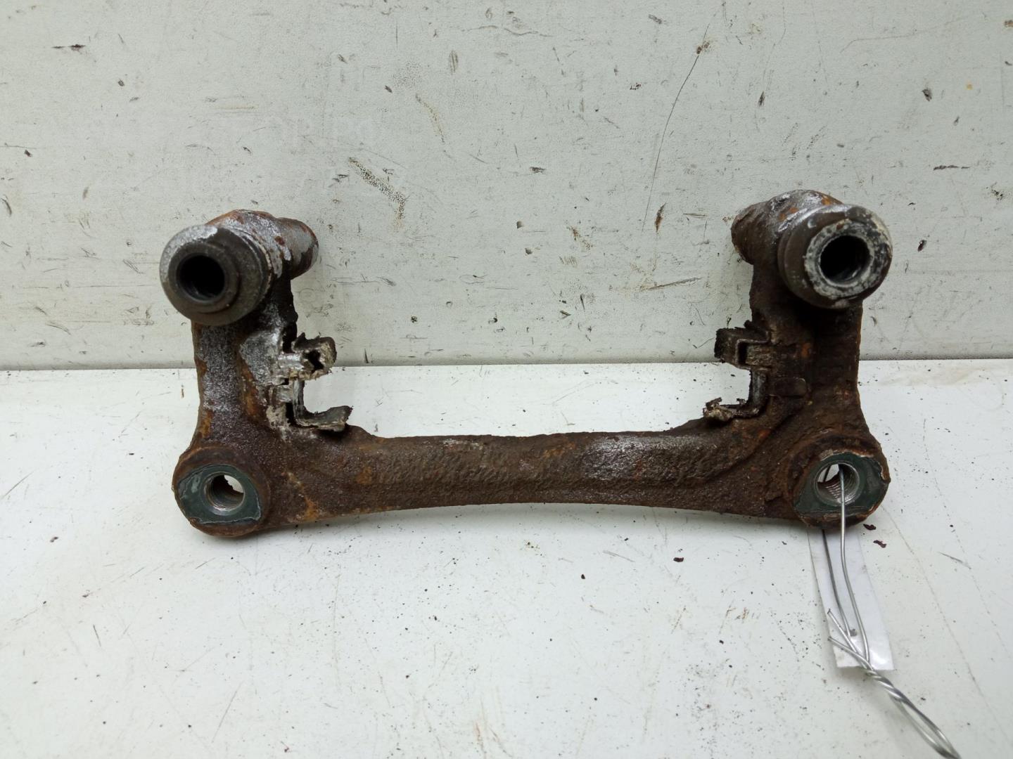 Скоба суппорта заднего