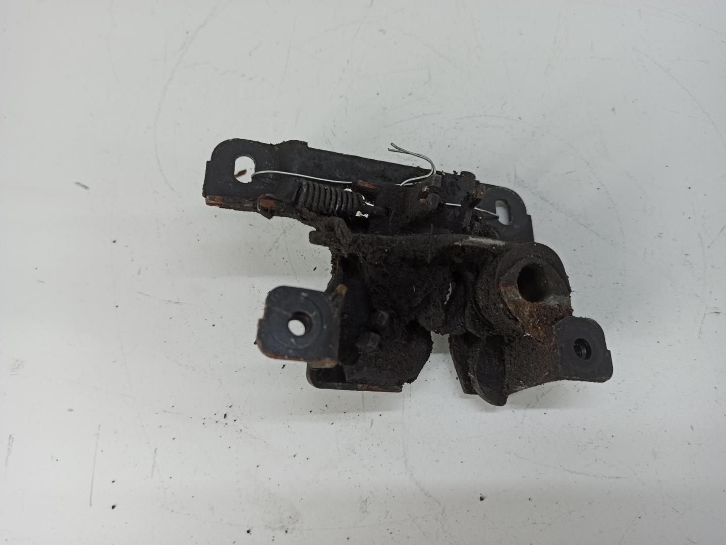 Замок капота