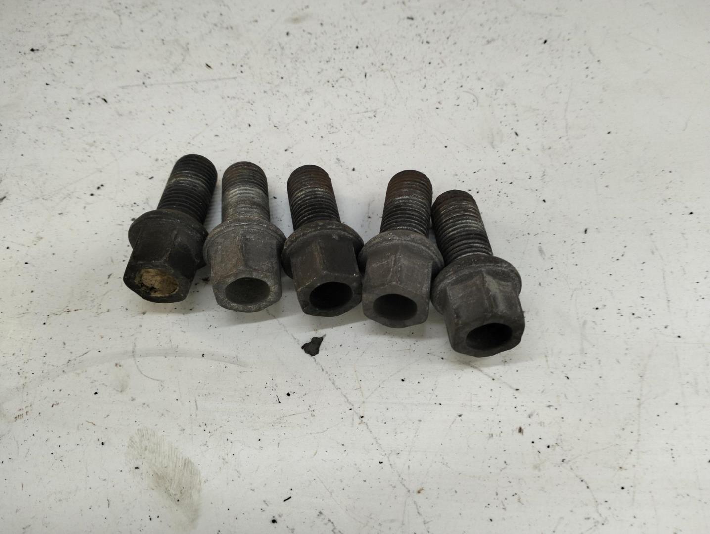 Болт колесный