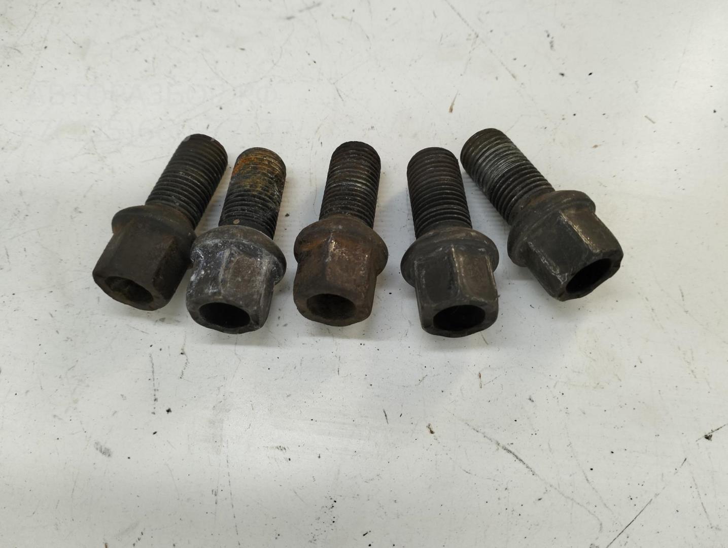 Болт колесный