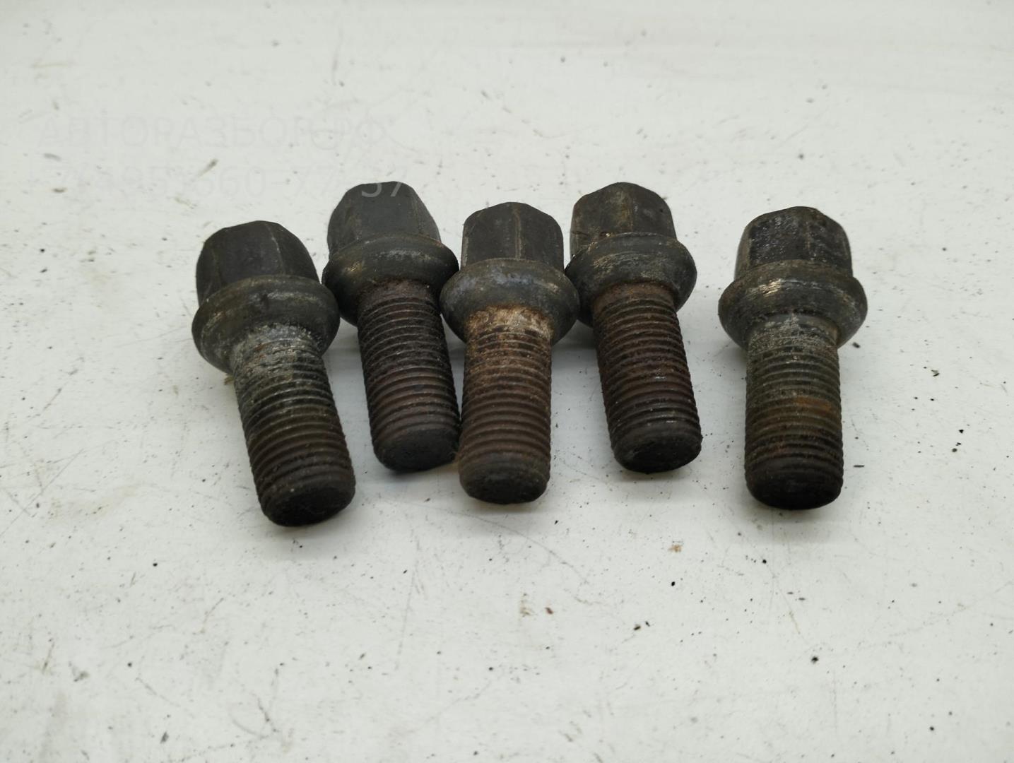 Болт колесный