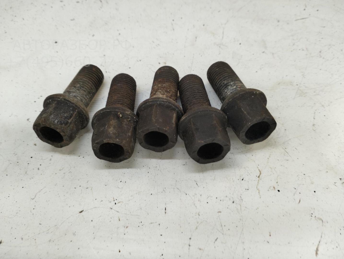 Болт колесный