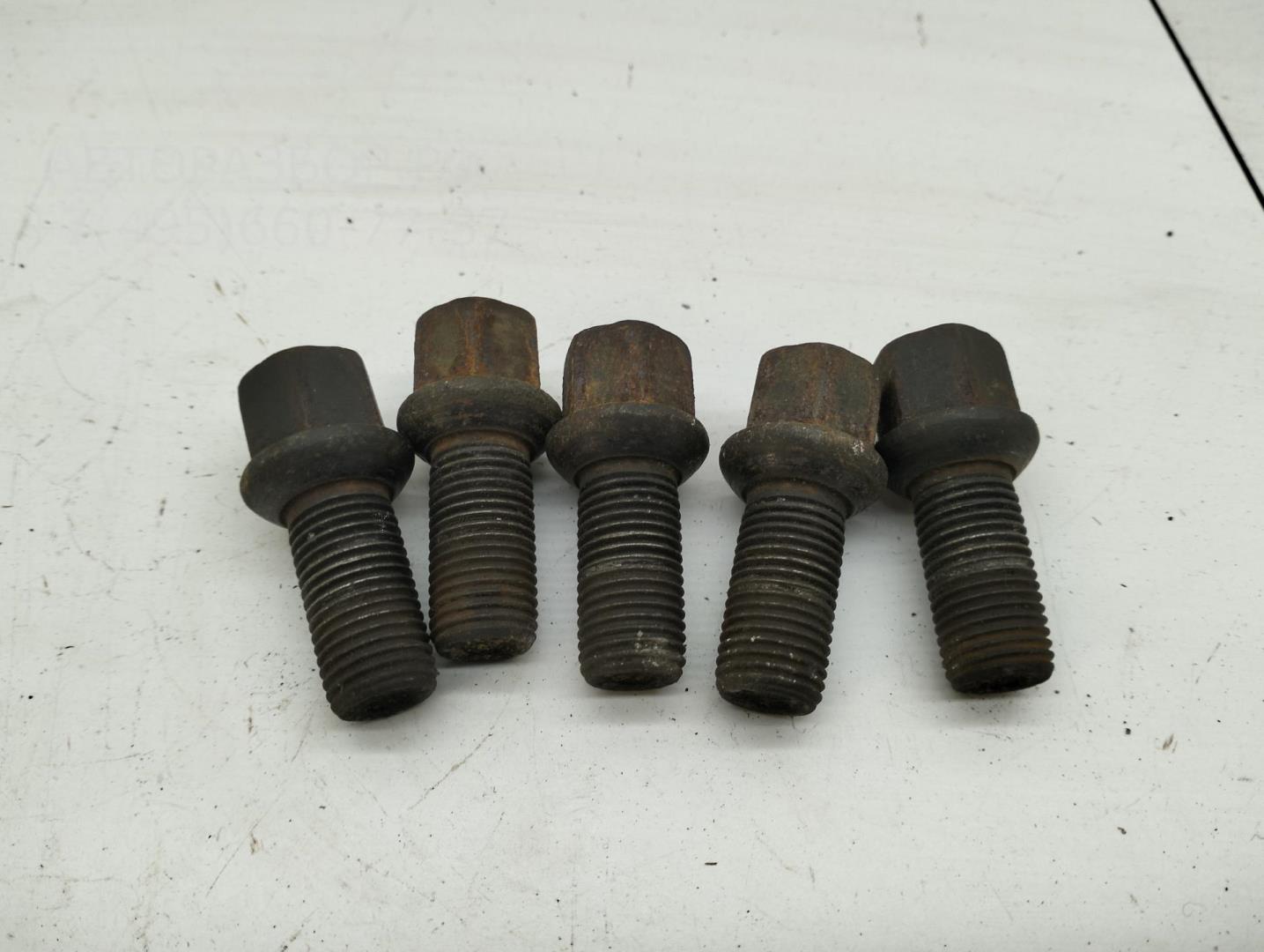 Болт колесный