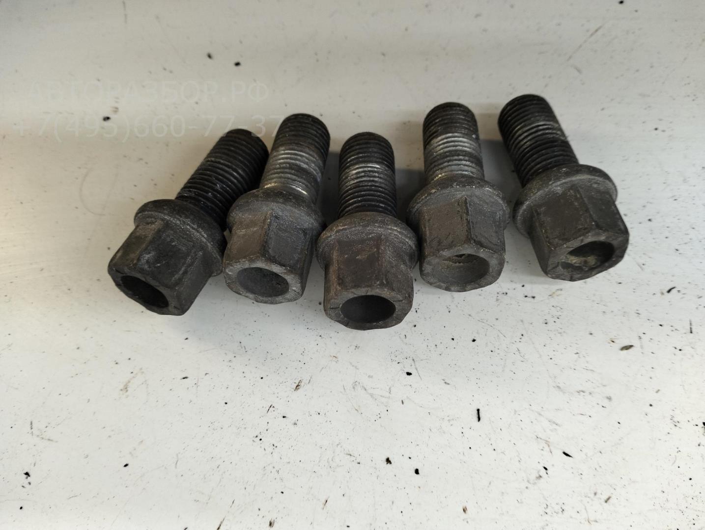 Болт колесный