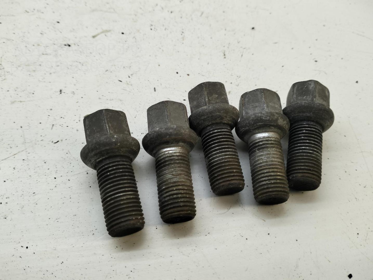 Болт колесный