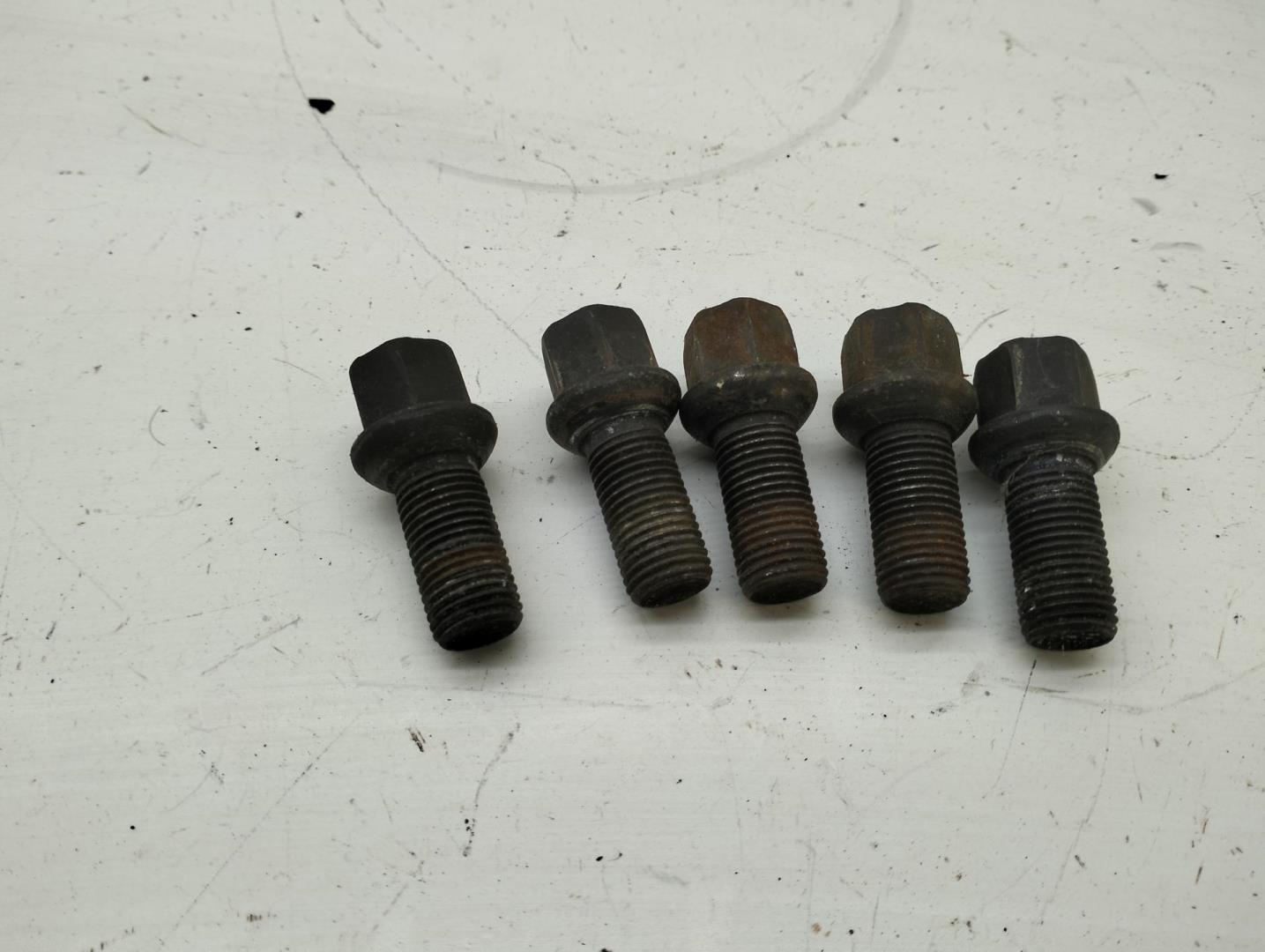 Болт колесный