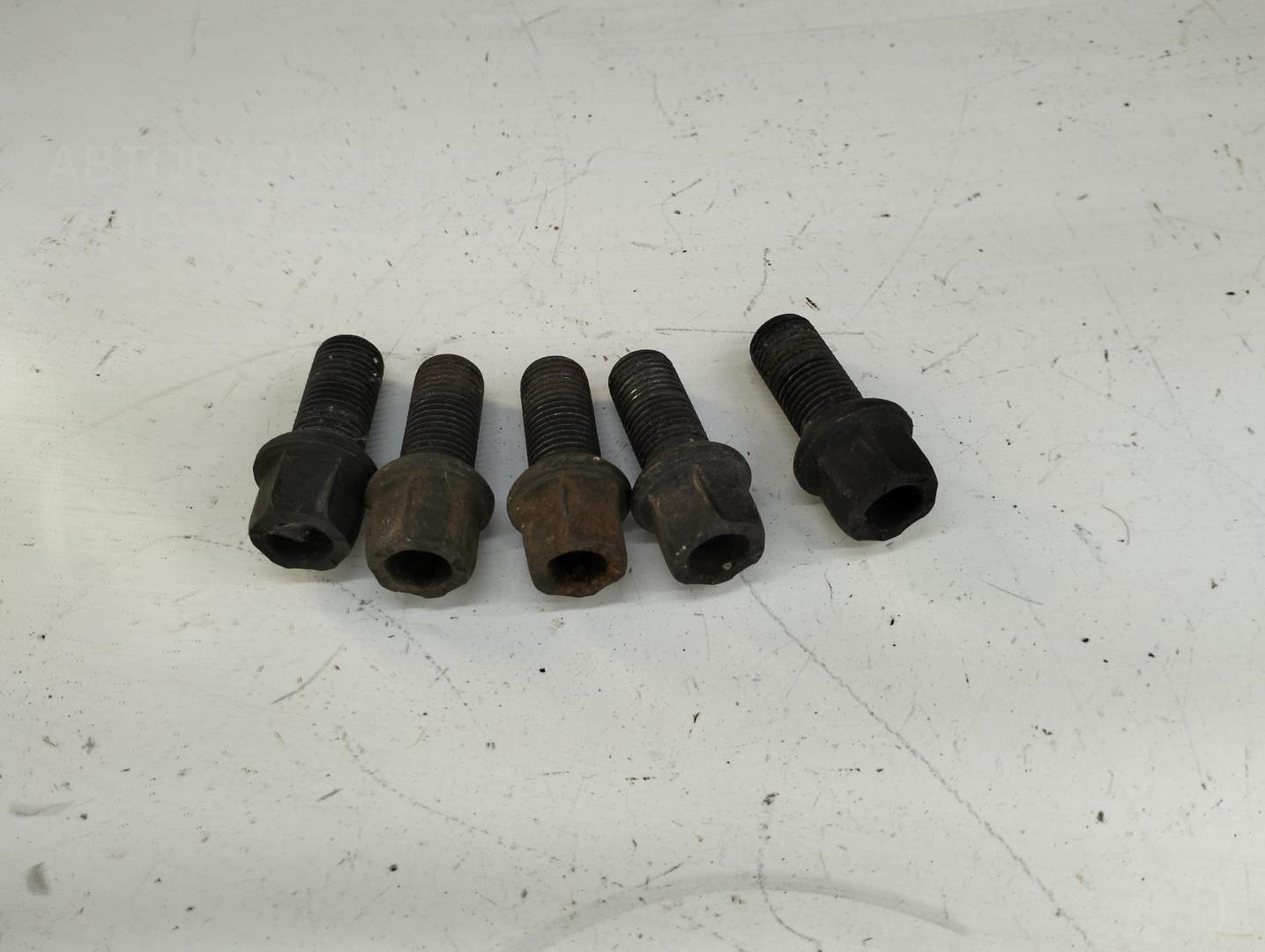 Болт колесный