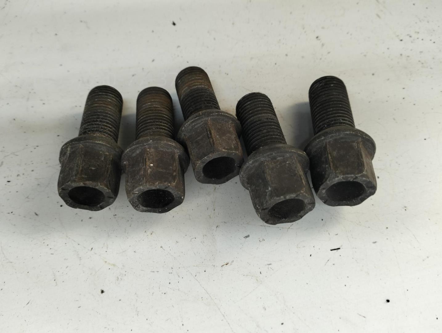 Болт колесный