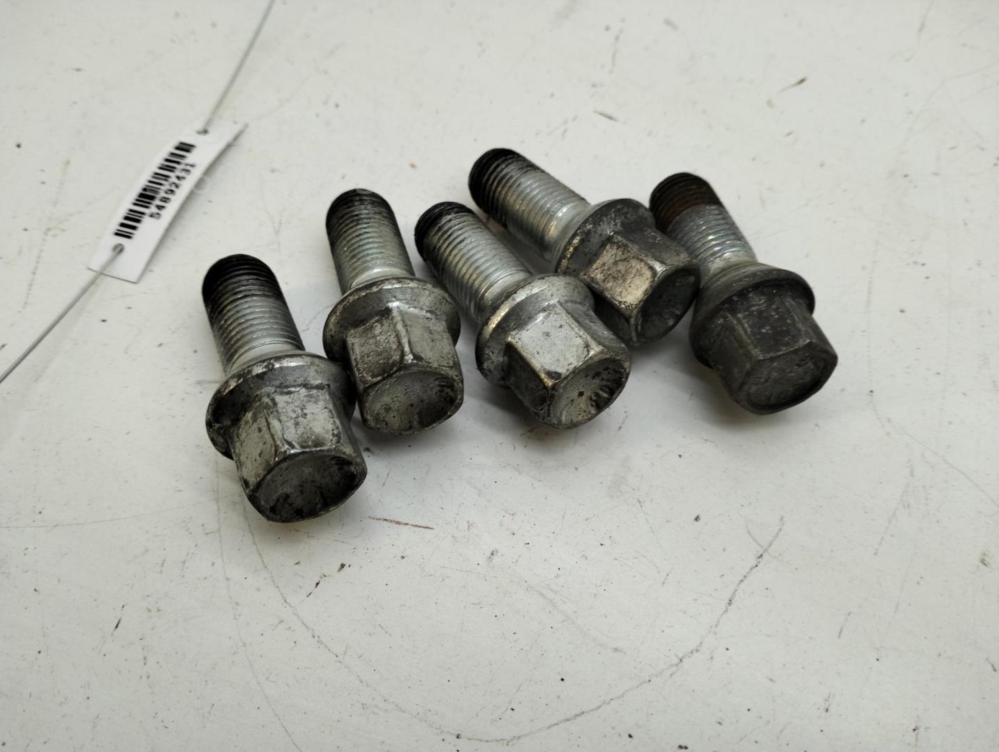 Болт колесный