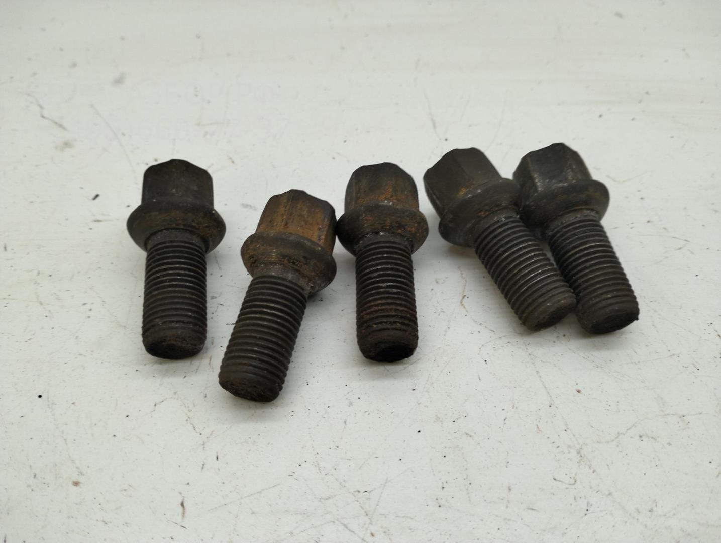 Болт колесный