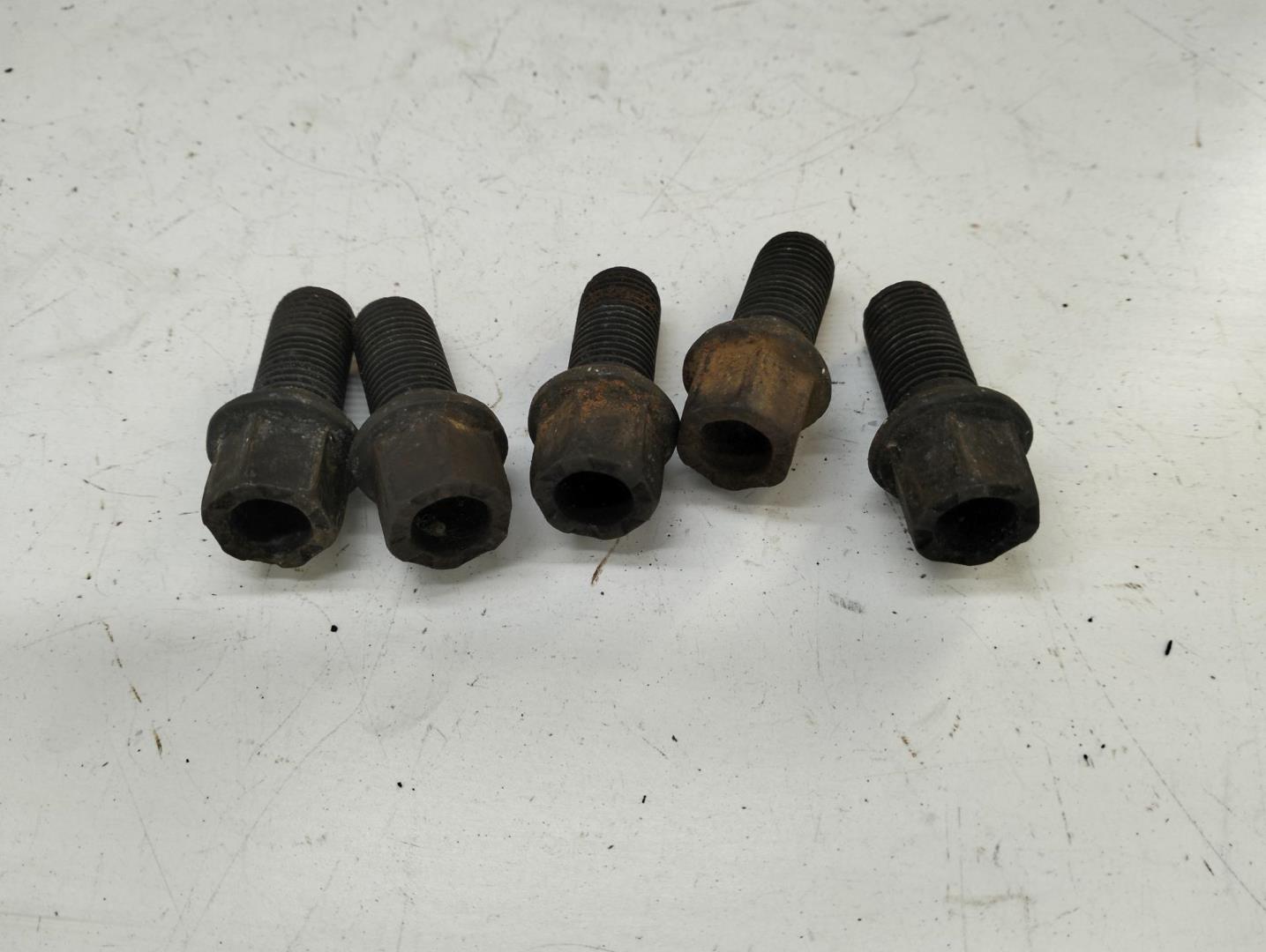 Болт колесный