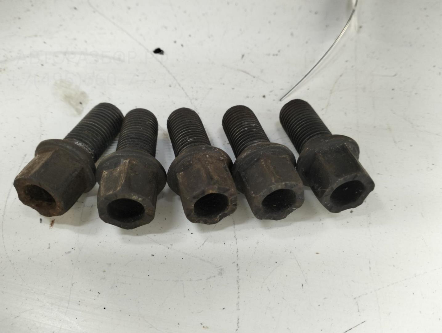 Болт колесный