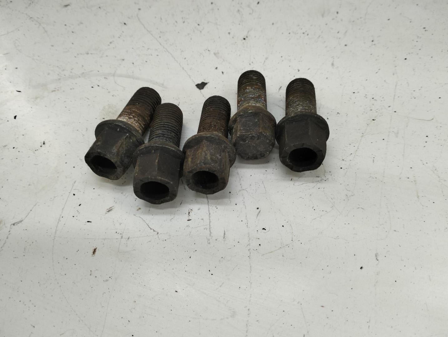 Болт колесный