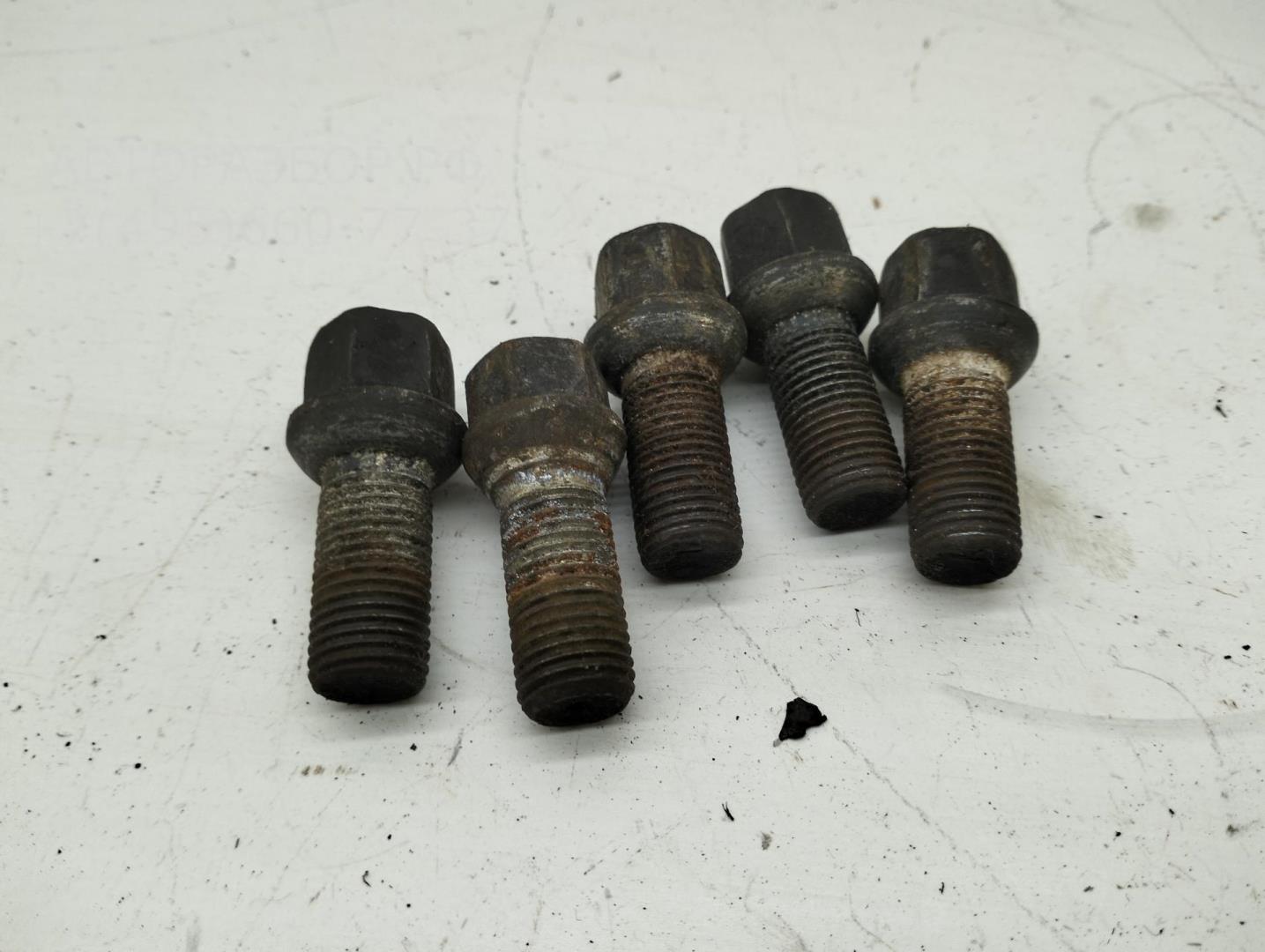 Болт колесный