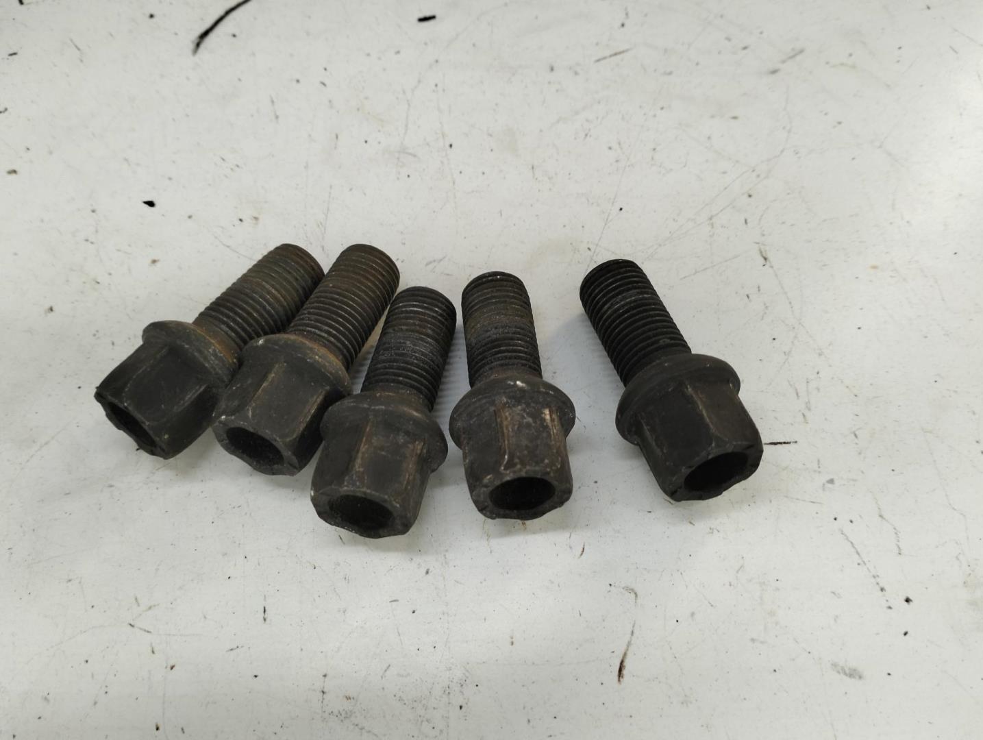 Болт колесный