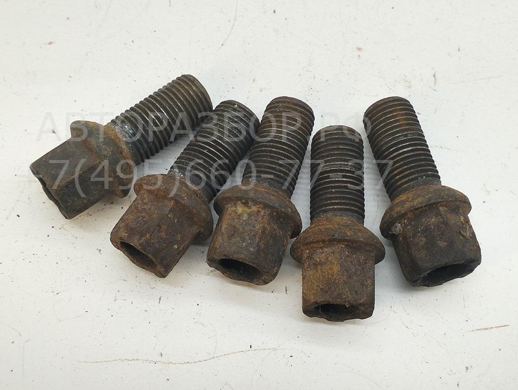 Болт колесный