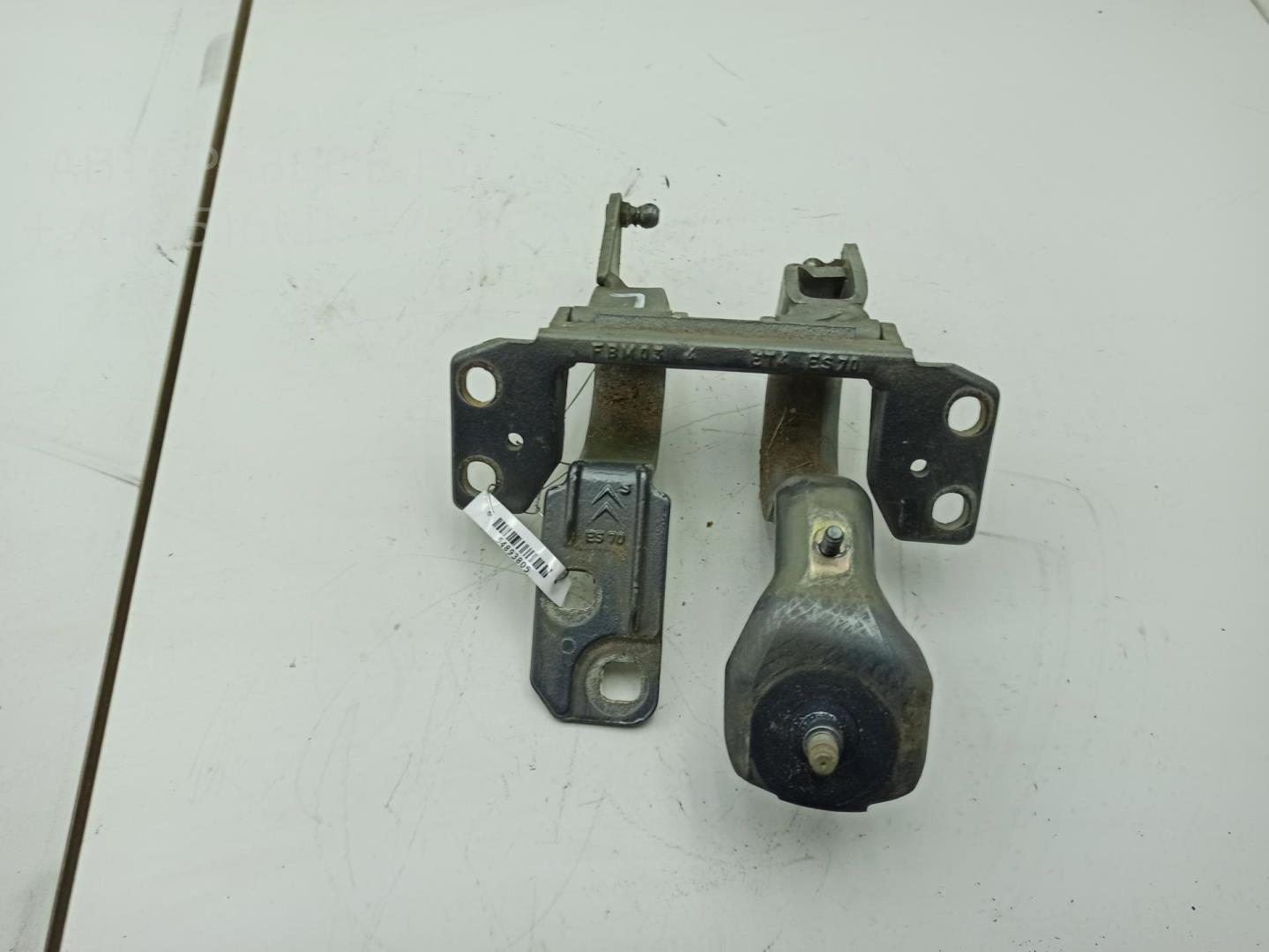 Петля крышки багажника