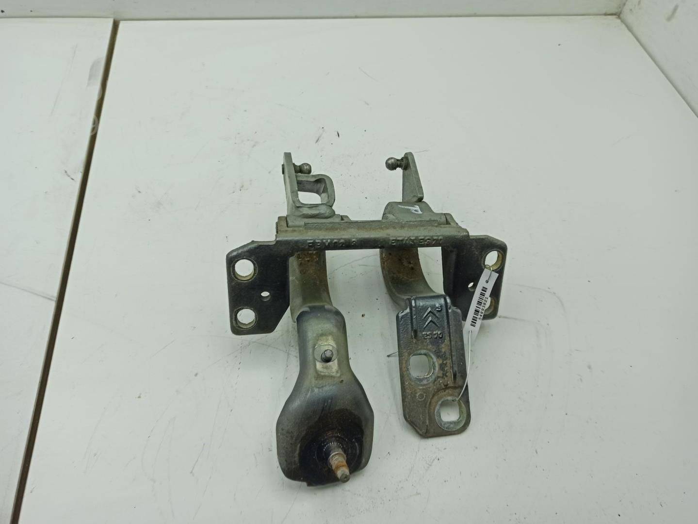 Петля крышки багажника