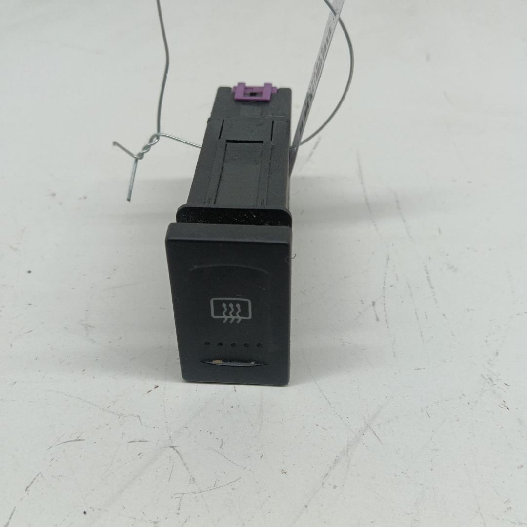 Кнопка обогрева заднего стекла