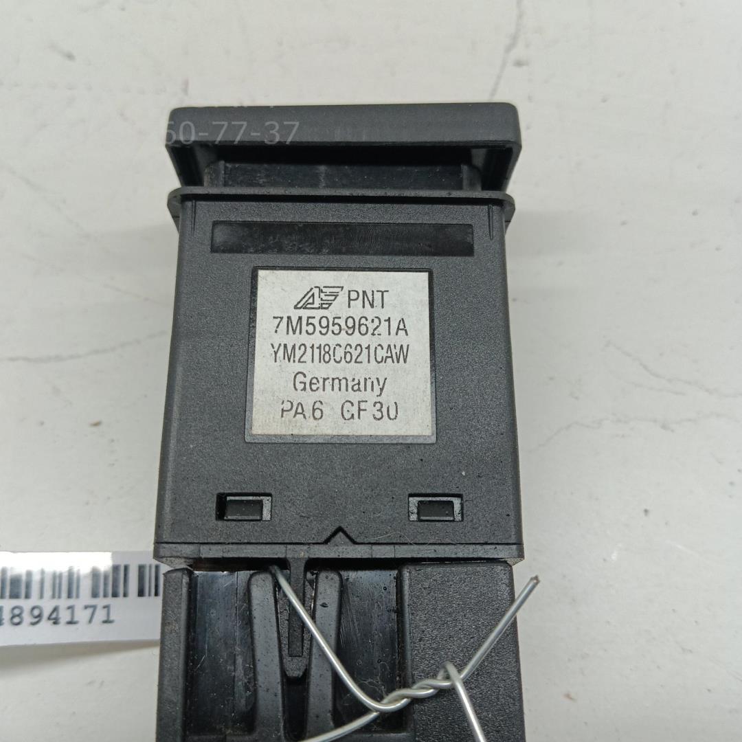 Кнопка обогрева заднего стекла