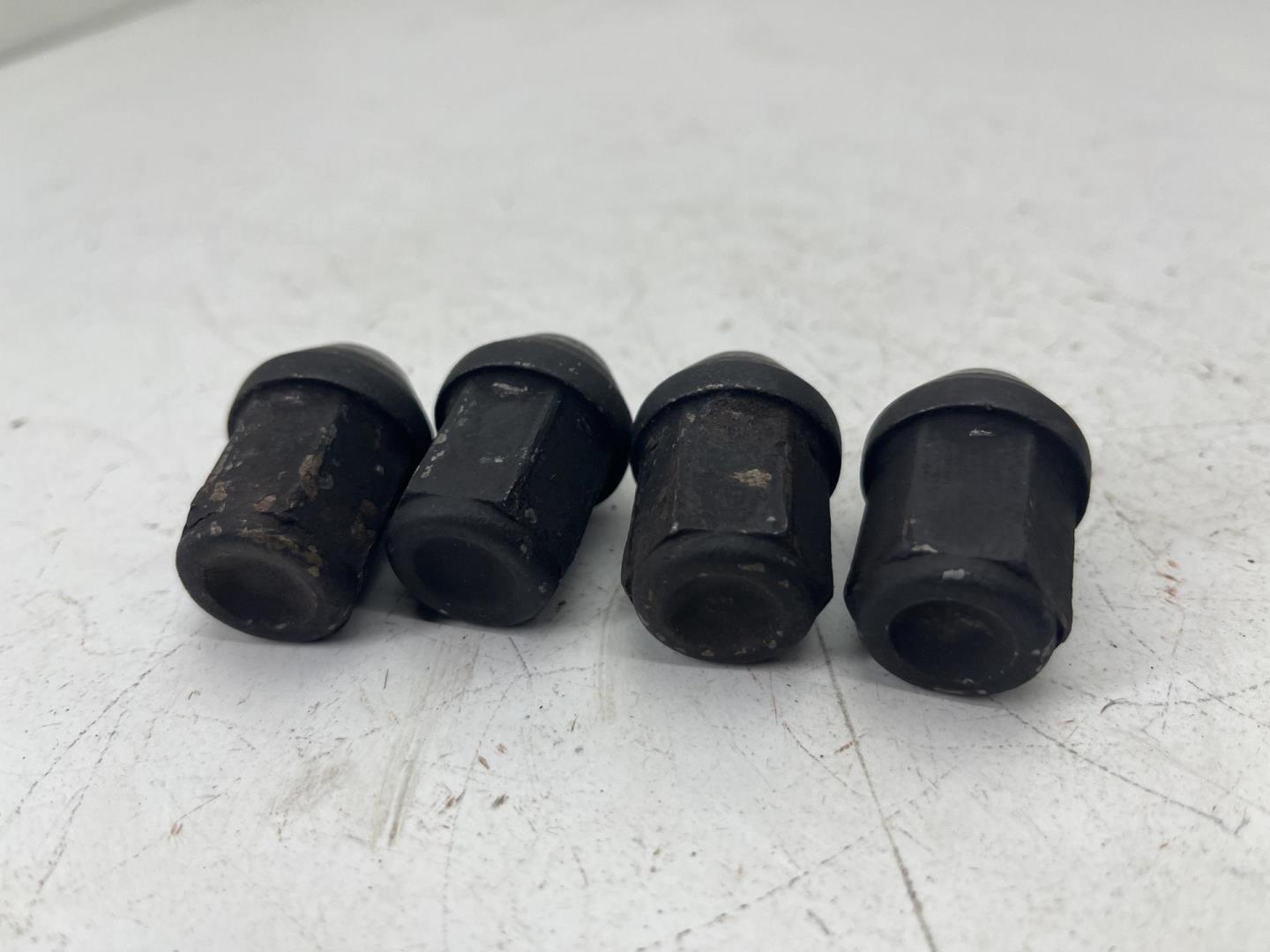 Болт колесный