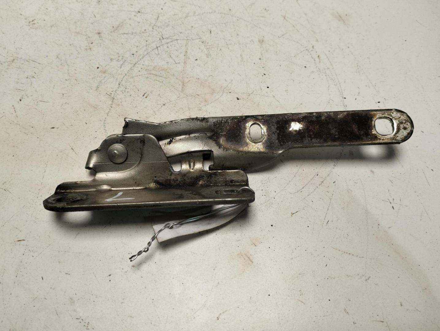 Петля капота левая