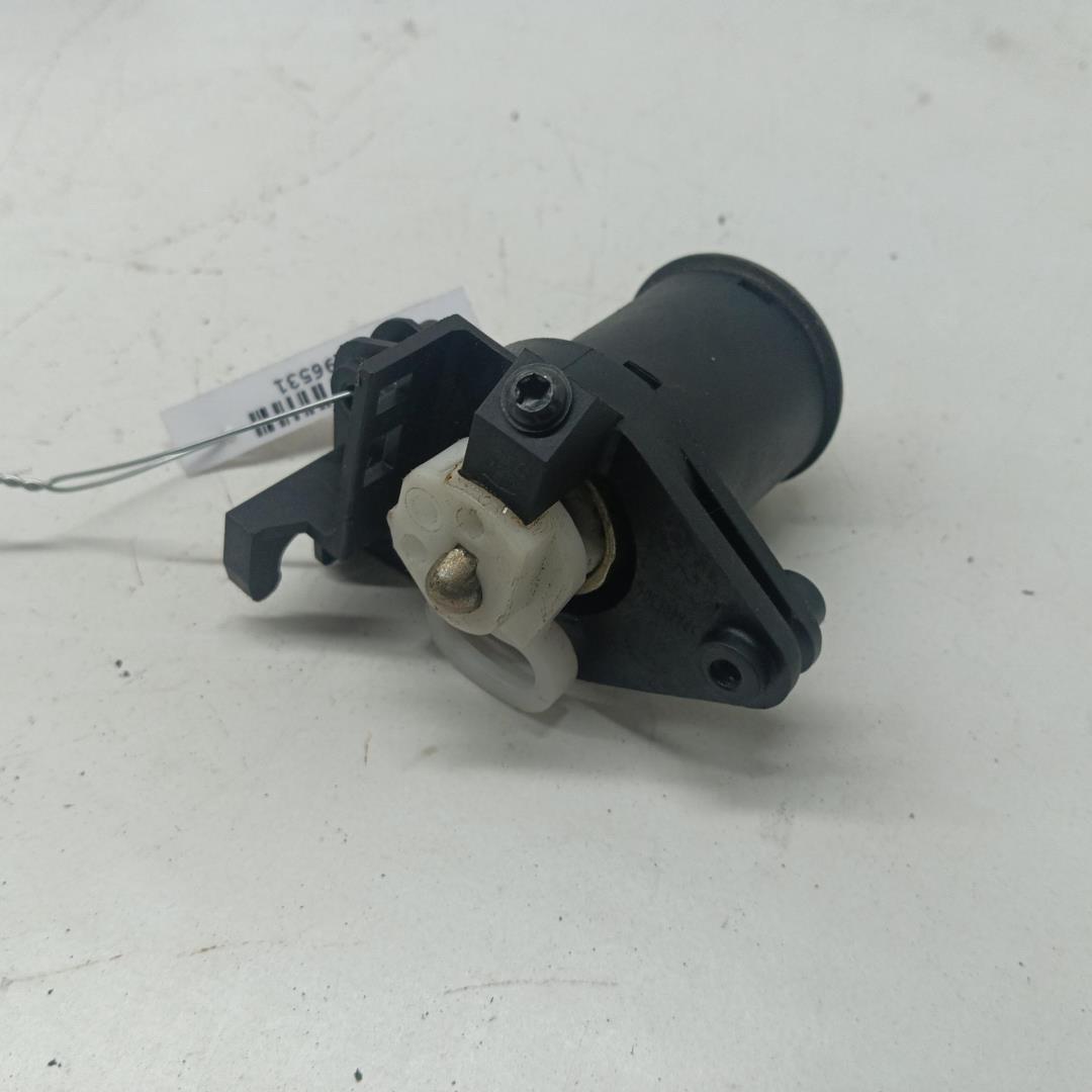 Вставка замка багажника