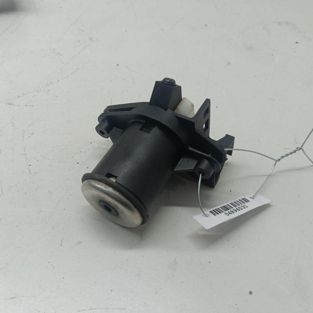 Вставка замка багажника