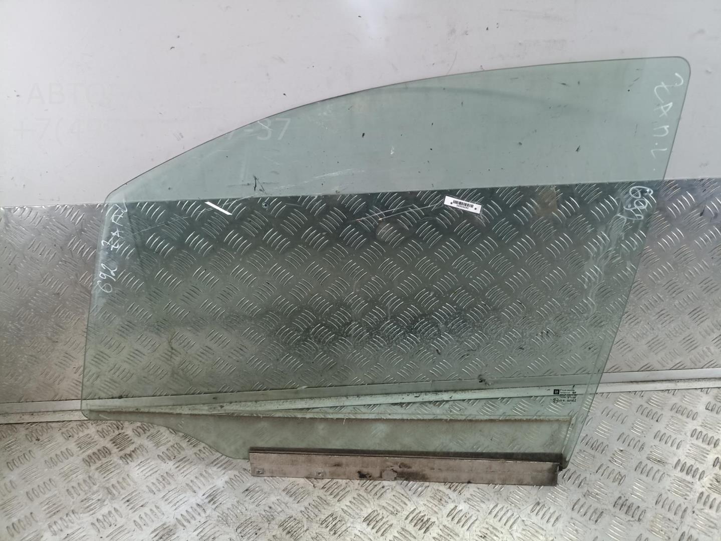 Стекло двери передней левой