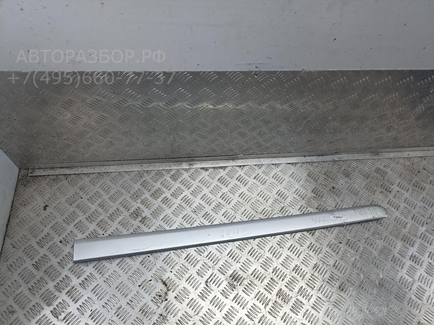 Накладка двери передней правой