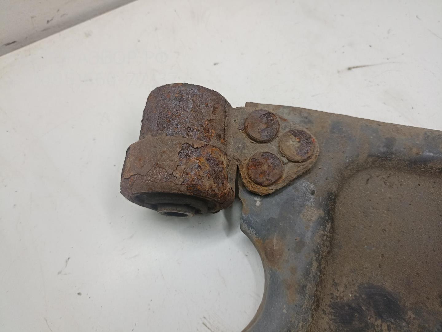 Рычаг передний правый