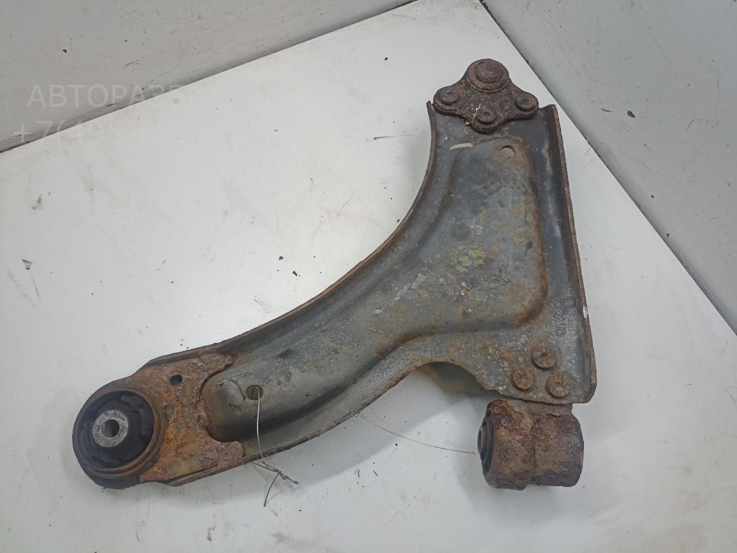 Рычаг передний правый