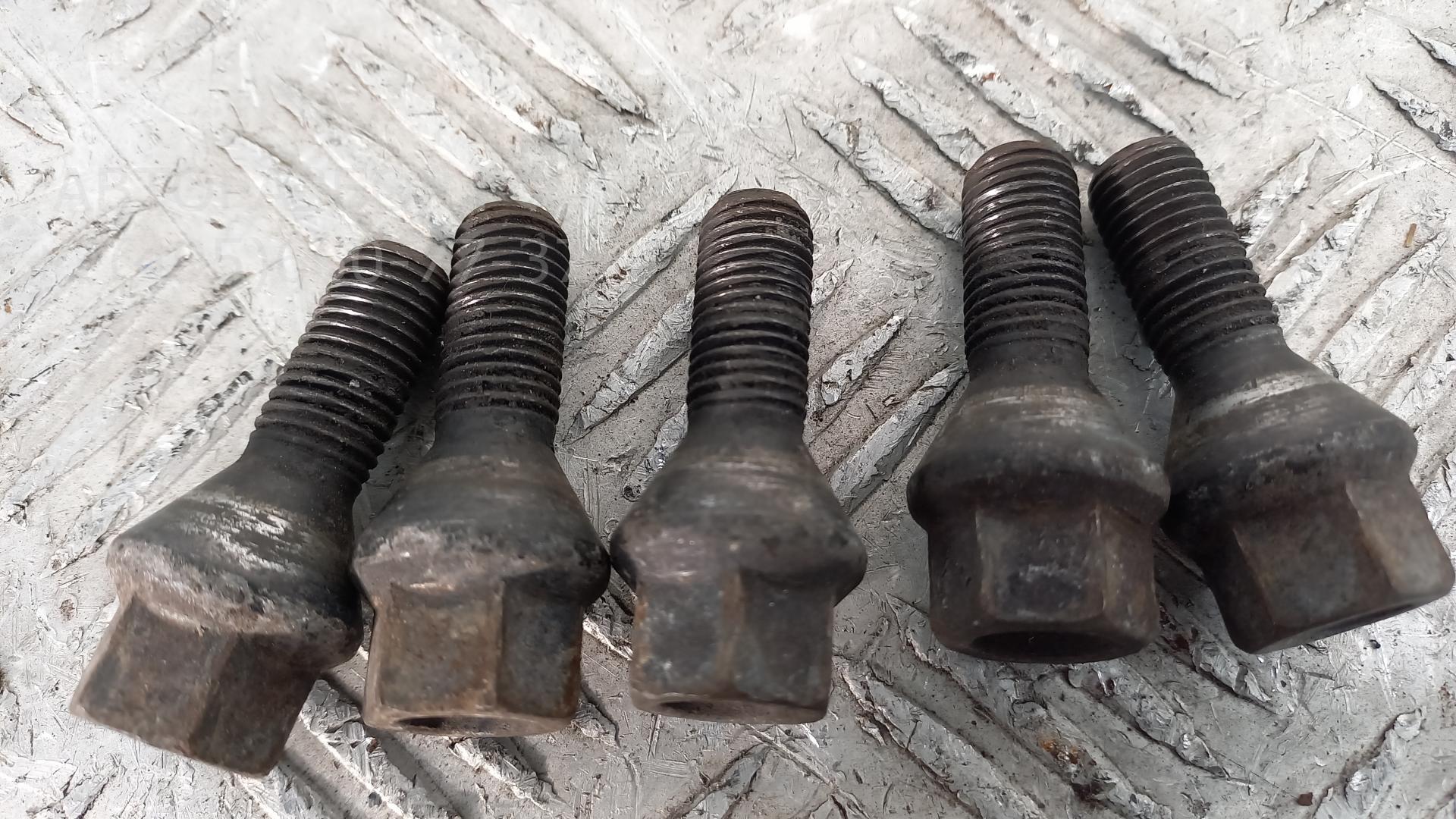 Болт колесный