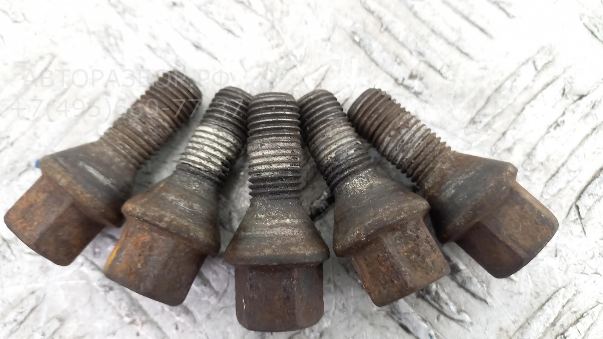 Болт колесный