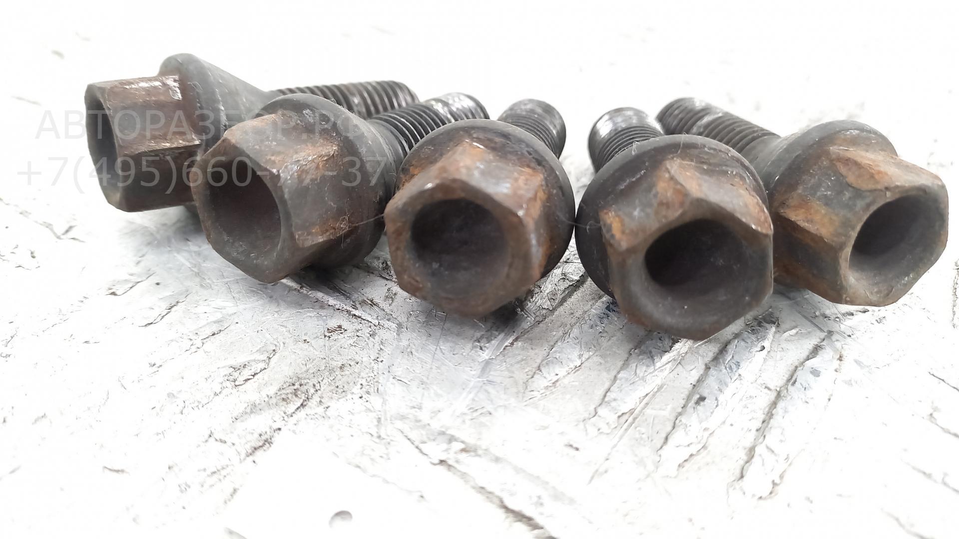 Болт колесный