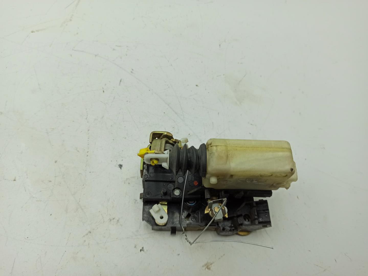 Замок двери передней правой