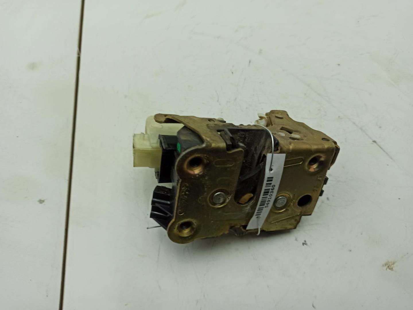 Замок двери передней правой