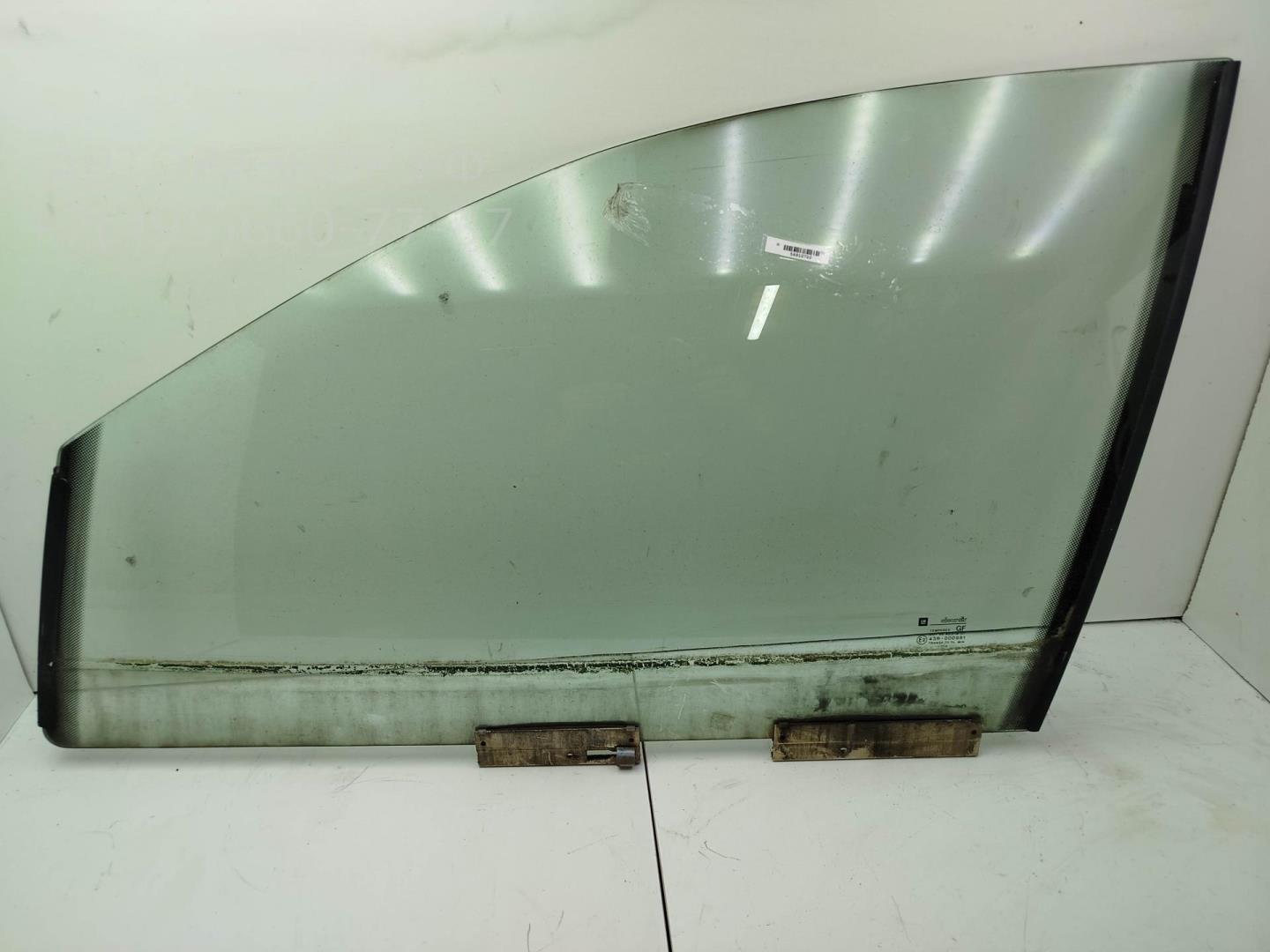 Стекло двери передней левой